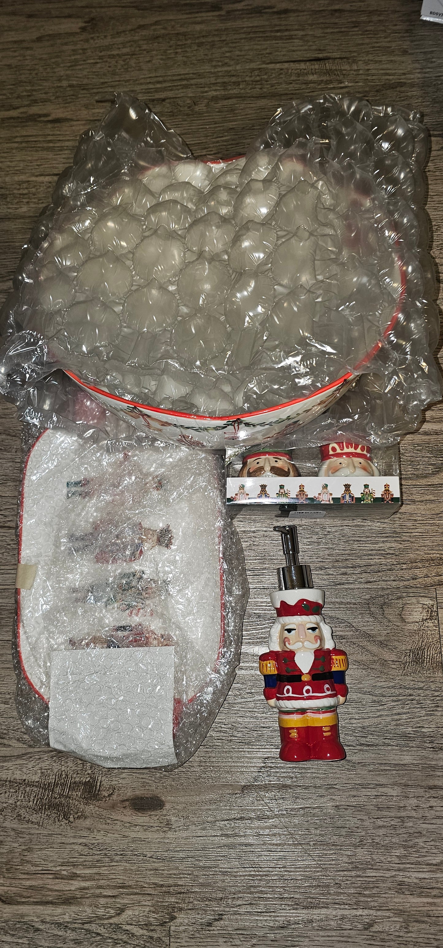 Anticipo- Sabanas franela Grinch + esfera navidad + platos de navidad + saleros + jabonera