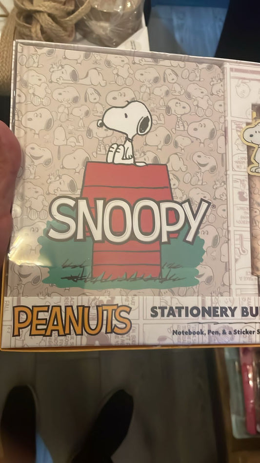 Libreta snoopy y porta gel maestra